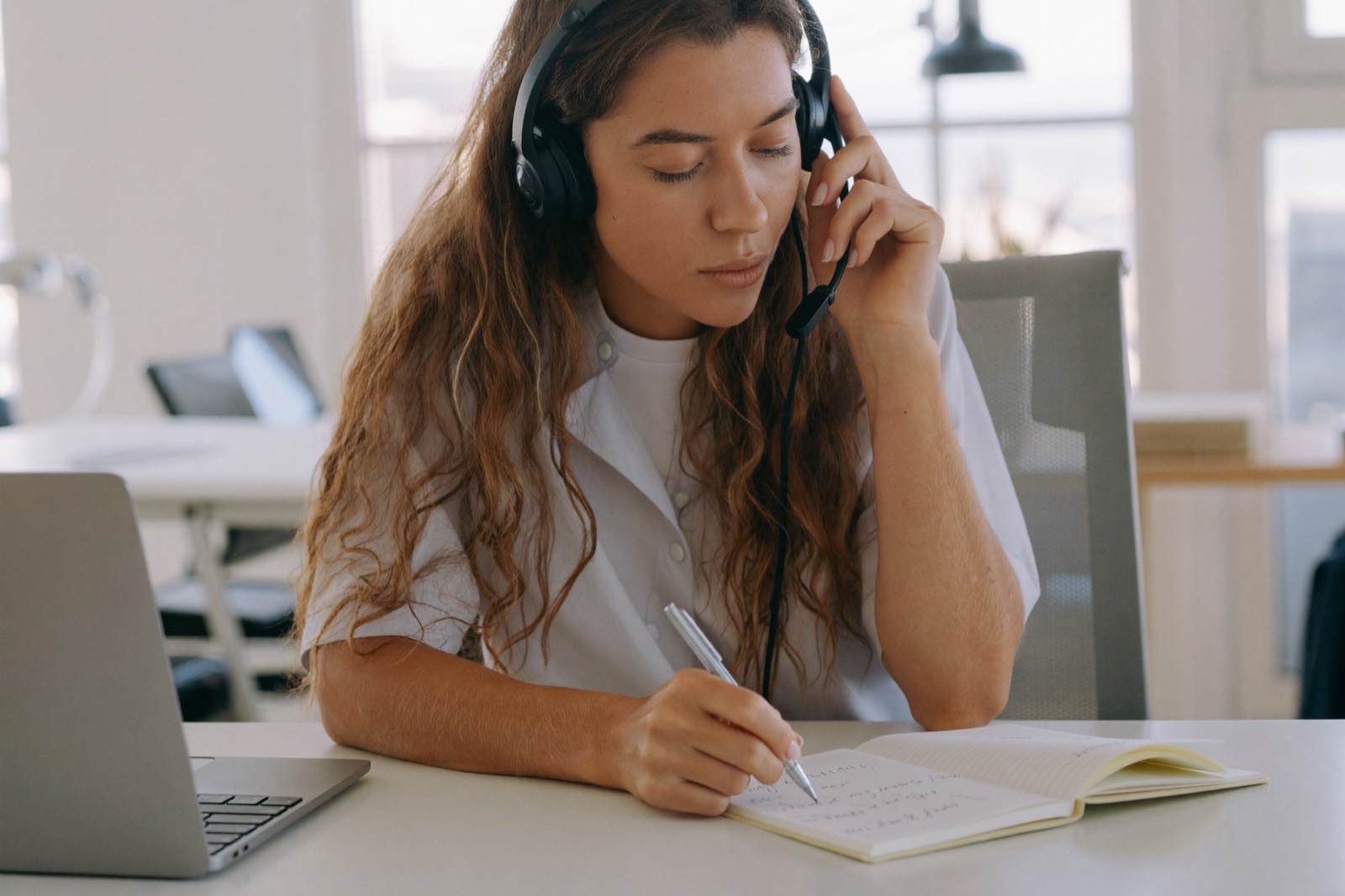 Person mit Headset im Beratungsgespräch